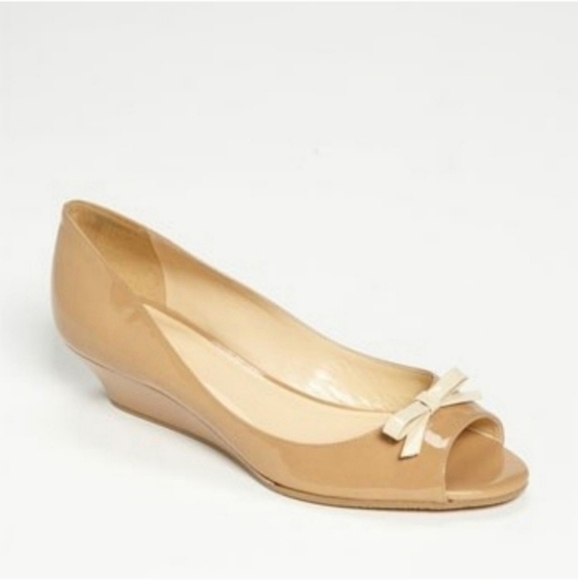 Kate Spade Tracey Nude Tan Patent Leather Bow Peep Toe Wedge Pump Heels - Picture 1 of 13